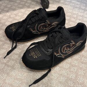 Western Roper sneaker. Boot stitch.